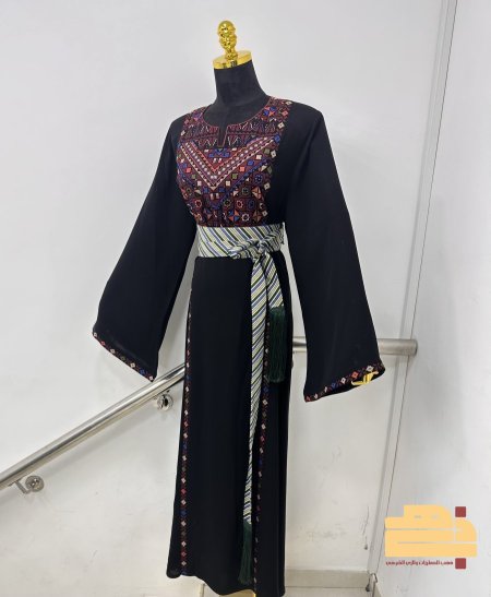 اسود تطريز نيلي